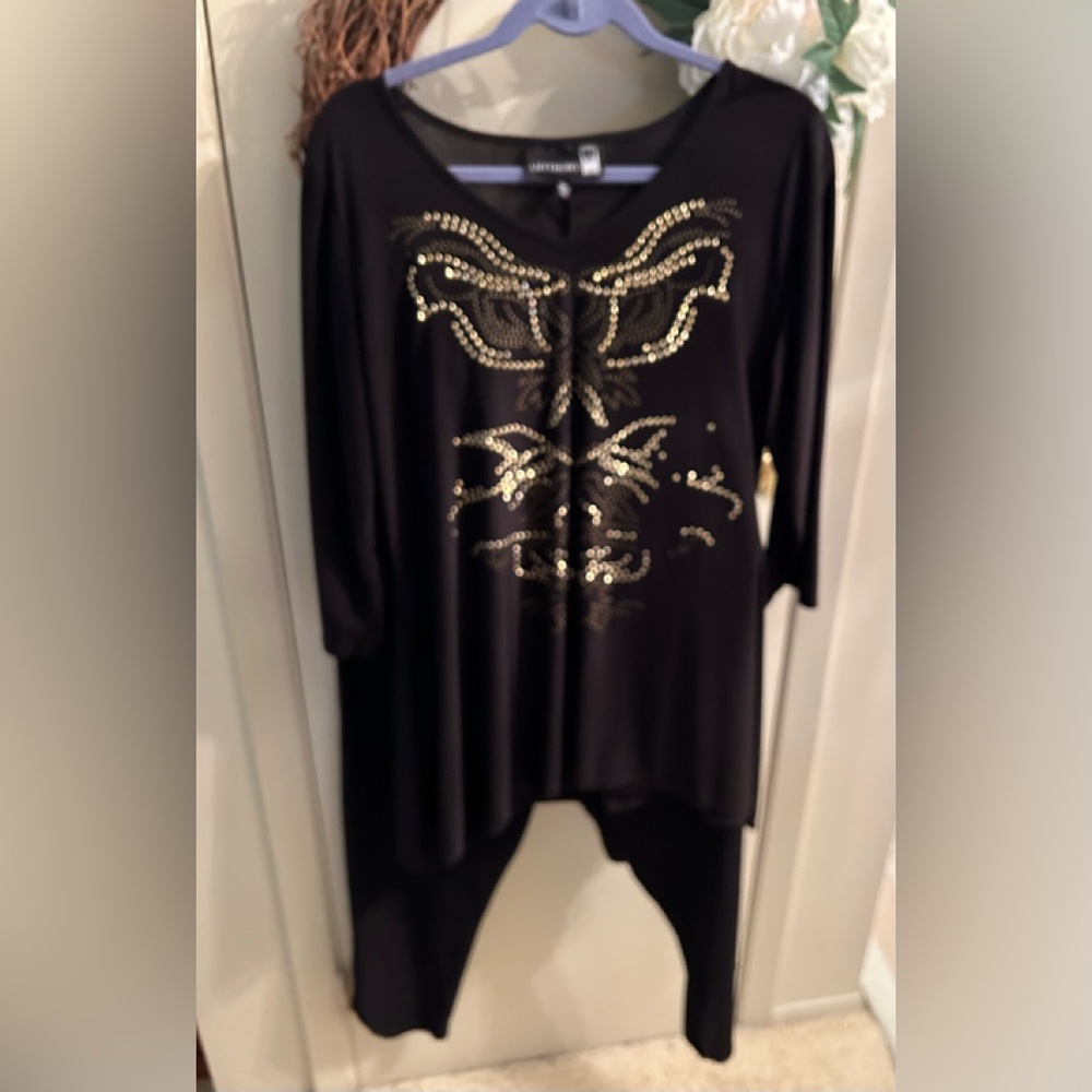 Antthony 2-piece Capri Set. Black with Gold embossing XL